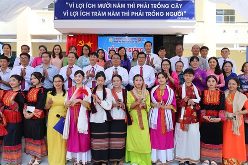 Phó Bí thư Thường trực Tỉnh ủy Lâm Đồng Đặng Hồng Sỹ dự khai giảng tại Trường Phổ thông Dân tộc nội trú