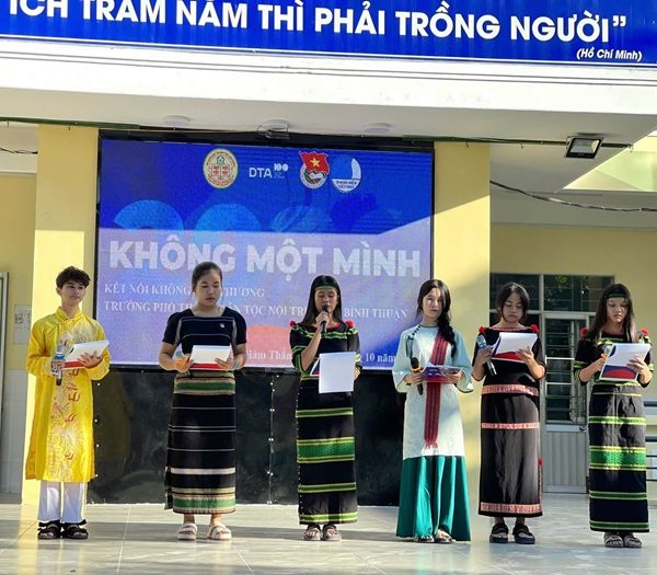 Top 6 Đại sứ Văn hóa số lan tỏa thông điệp “Không một mình” đến hơn 900 học sinh toàn trường