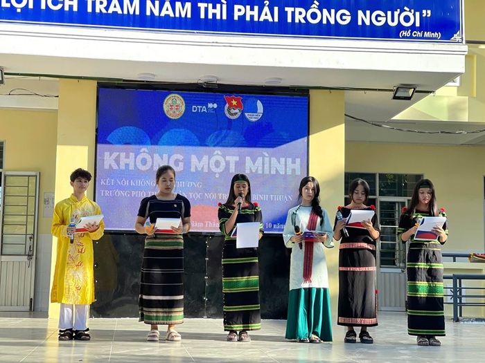 Top 6 Đại sứ Văn hóa số lan tỏa thông điệp “Không một mình” đến hơn 900 học sinh toàn trường